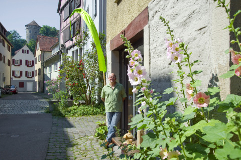 Ulrich Scheel vor dem Laden